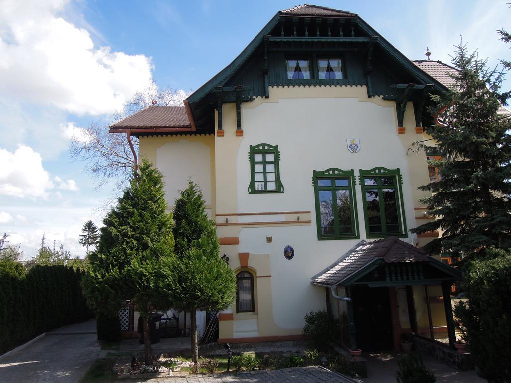 Hotel Zámok u Grofa Nitra Esterno foto